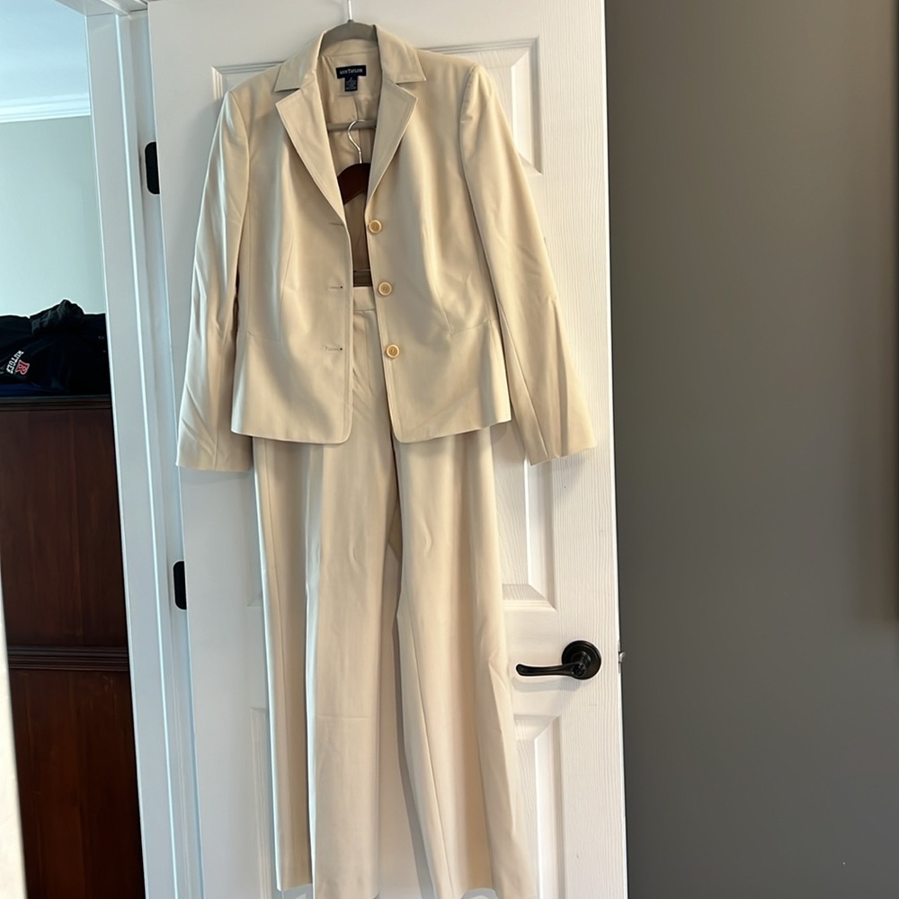 Ann Taylor Cream Pants Suit Jacket size 8, pants size 6